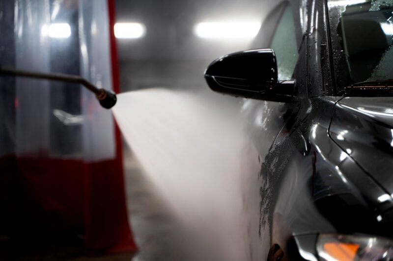 Aukšto slėgio plovimo įranga naudojama namų ūkio ir automobilių valymui.