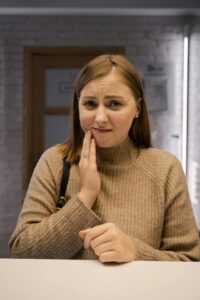 Asmuo bijantis odontologo, atidėliojantis vizitą dėl skausmo baimės