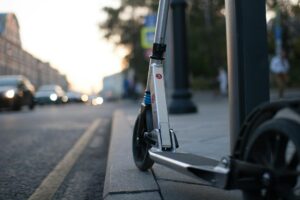 Didžiausios klaidos renkantis elektrinius paspirtukus pirmam pirkimui Pradedančiųjų klaidos renkantis elektrinį paspirtuką mieste
