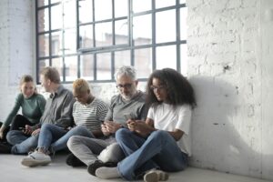 Žmonės skirtingų amžiaus grupių naudojasi socialiniais tinklais telefonuose ir kompiuteriuose