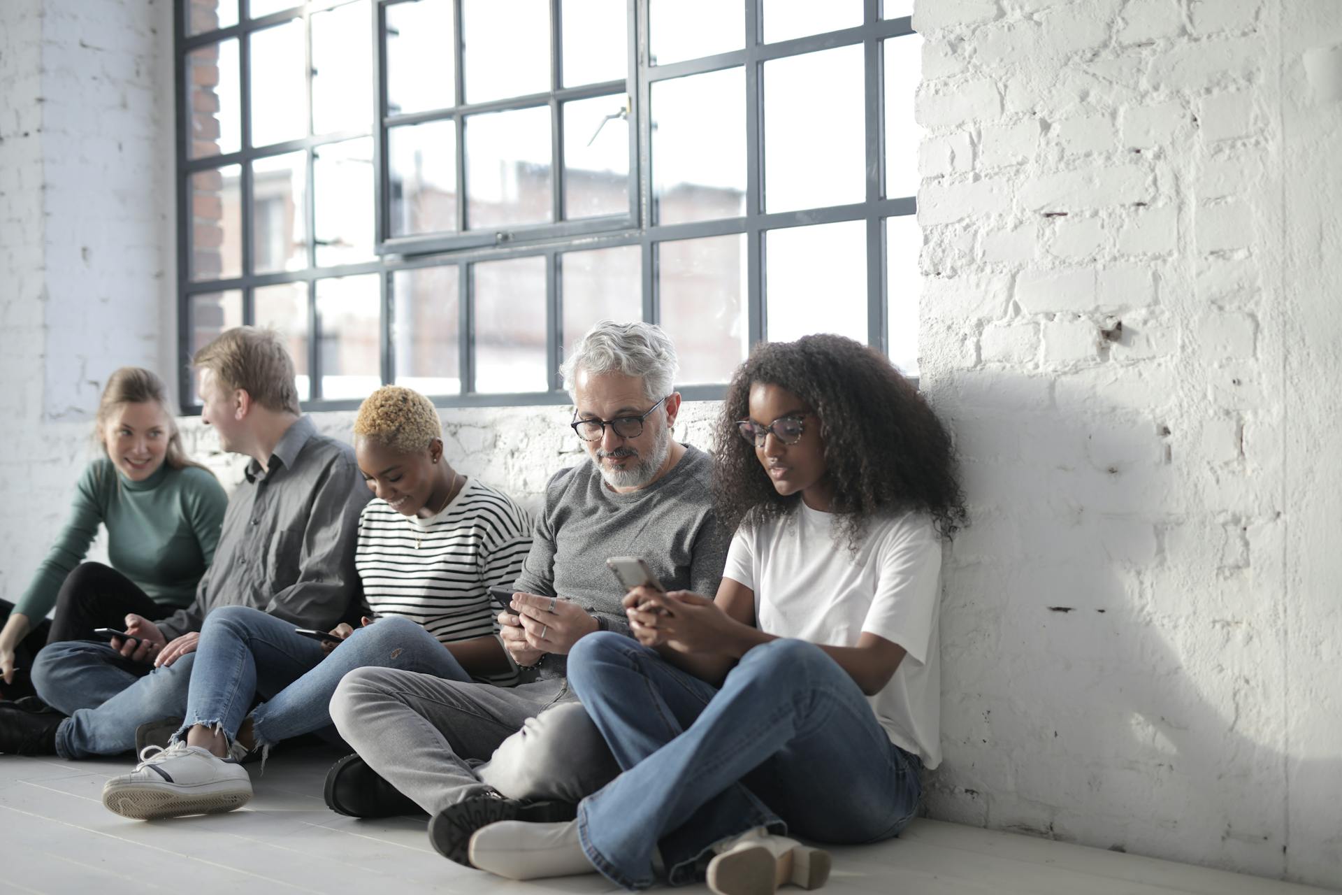 Žmonės skirtingų amžiaus grupių naudojasi socialiniais tinklais telefonuose ir kompiuteriuose